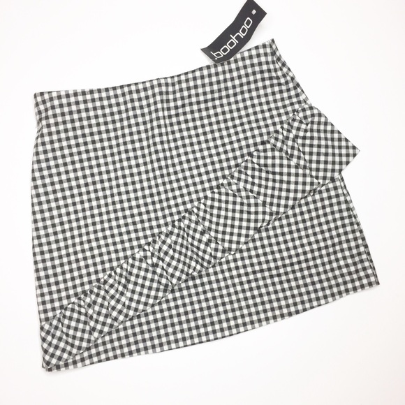 Boohoo Dresses & Skirts - NWT BooHoo gingham plaid skirt black white preppy